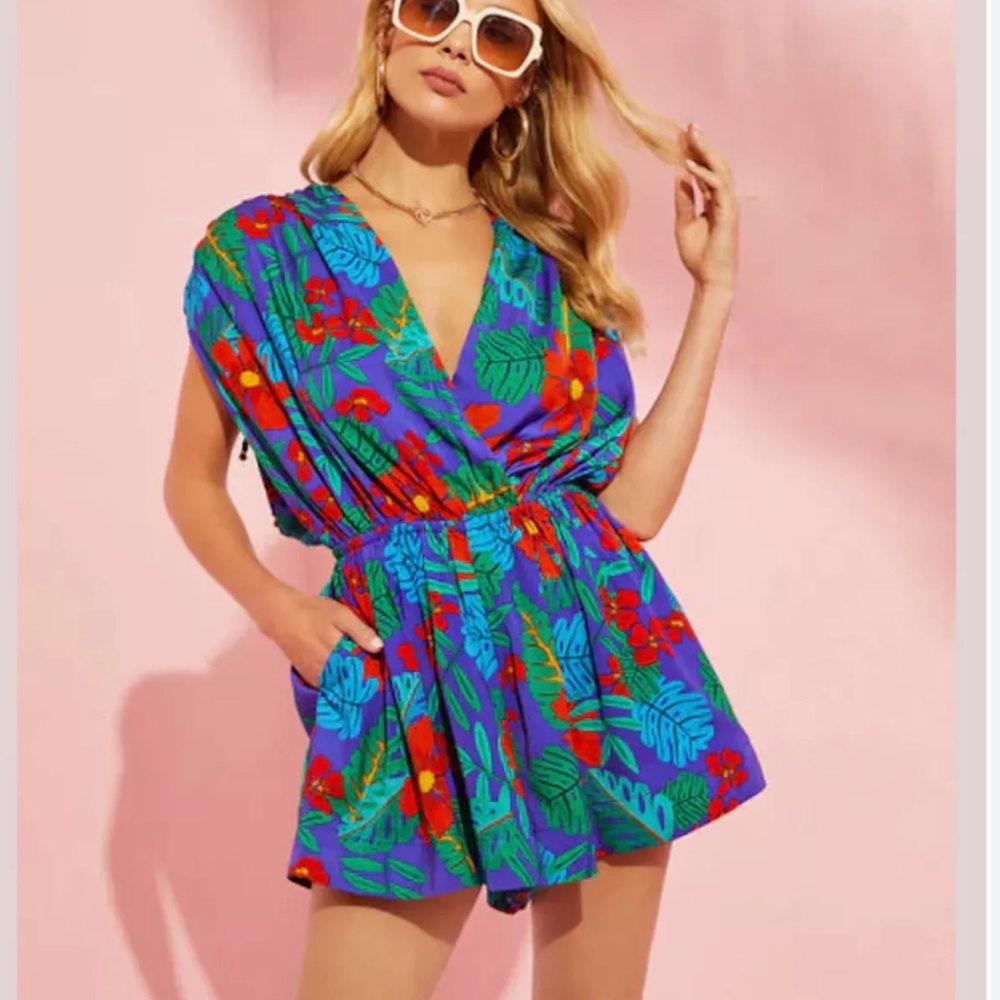 Never worn. VICI Sz L Tropical Sleeveless Romper